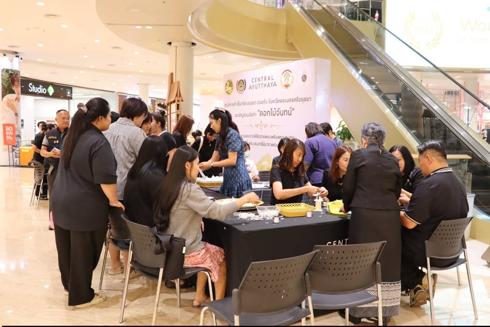 title - ศพส. ร่วมกิจกรรม “หนึ่งดอกไม้จากสองมือ แทนความตั้งใจจากหัวใจชาวอยุธยา” ณ ศูนย์การค้าเซ็นทรัล อยุธยา